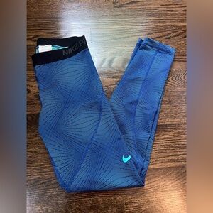 Women’s Full Length Blue Patterned Nike Pro leggings Size Medium Like New